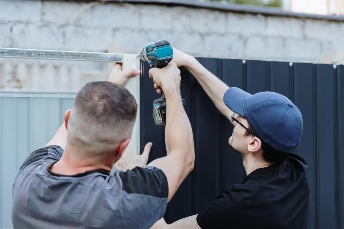 Georgetown Fence Repair vs Staining: How to Choose the Right Service for Your Wood Fence