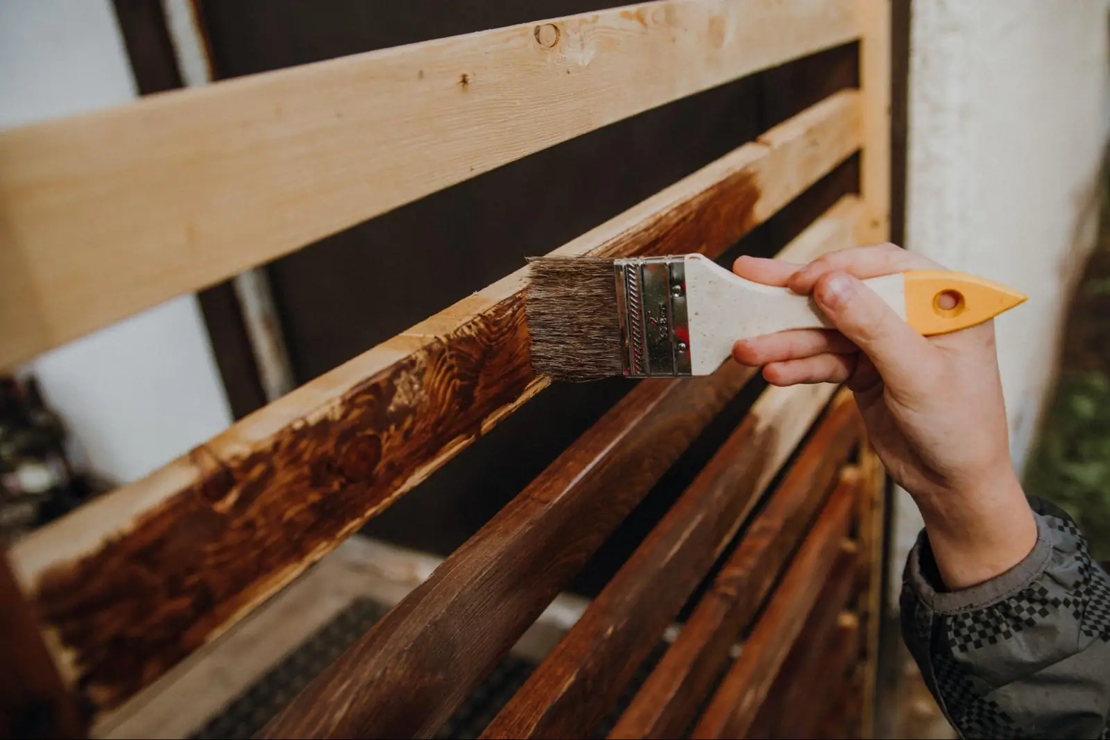 Georgetown Fence Repair vs Staining: How to Choose the Right Service for Your Wood Fence